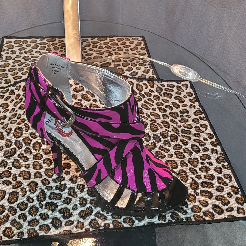 Beautiful Fuchsia leopard print 🐆 heels. 8.5